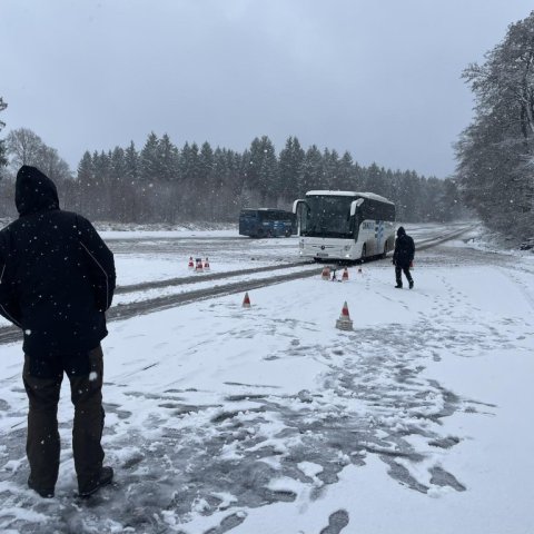 Neyðarhemlun æfð í snjókomu og hálku