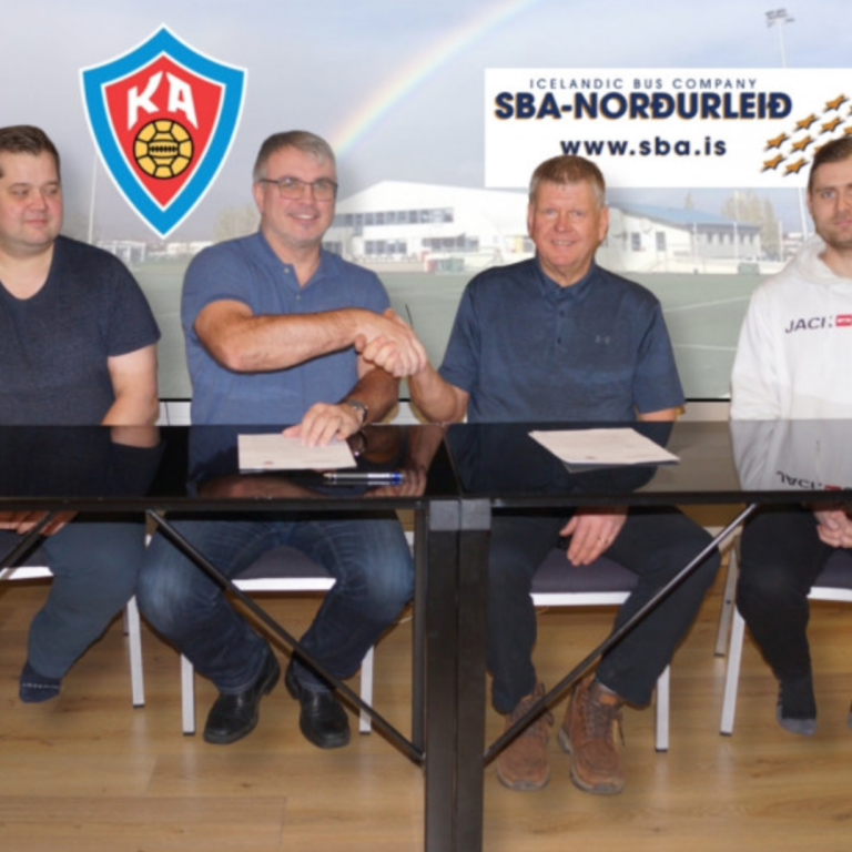 Gunnar M. Guðmundsson framkvæmdastjóri SBA-Norðurleiðar og Sævar Pétursson framkvæmdastjóri KA undir…