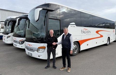 Rúnar Óskarsson, eigandi Fjallasýnar, & Gunnar M. Guðmundsson, framkvæmdastjóri SBA-Norðurleiðar, ha&hellip;